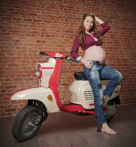 Pinup femme enceinte avec scooter rétro (HDR ver ) — Photo