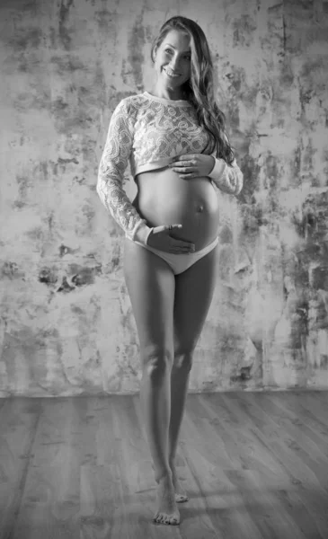 Porträt einer schwangeren Frau (monochrom) — Stockfoto