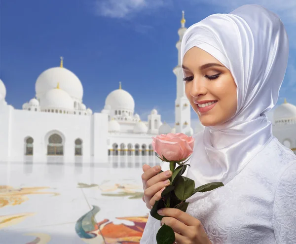 Мусульманка на белом фоне мечети — стоковое фото