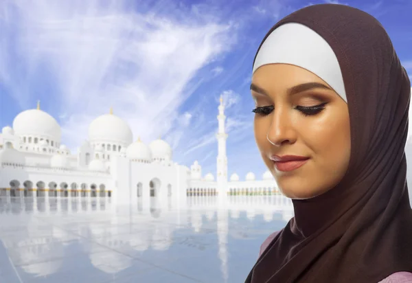 白いモスクの背景にイスラム教徒の女性 — ストック写真