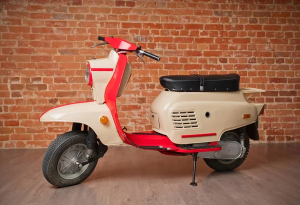 Tuğla duvarda Retro tarzı scooter