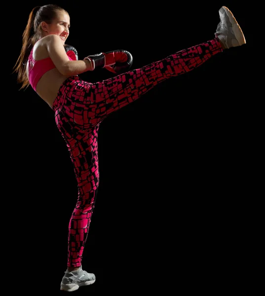 Ung flicka kickboxer isolerad — Stockfoto