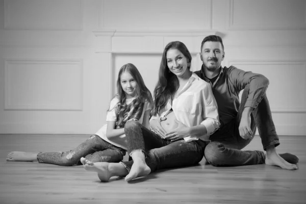 Těhotná žena s rodinou (černobílá v) — Stock fotografie