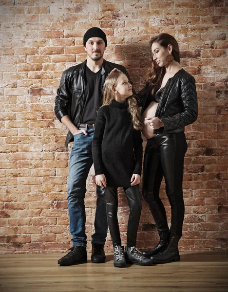 Familia en ropa de cuero sobre fondo de pared de ladrillo (HDR ver ) —  Fotos de Stock