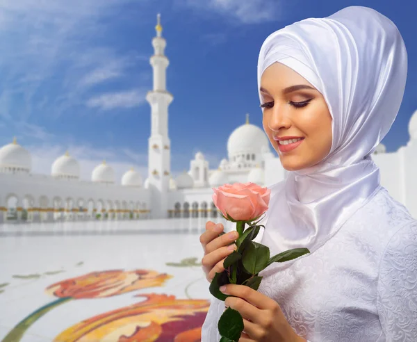 Мусульманську жінку на тлі як біла мечеть — стокове фото