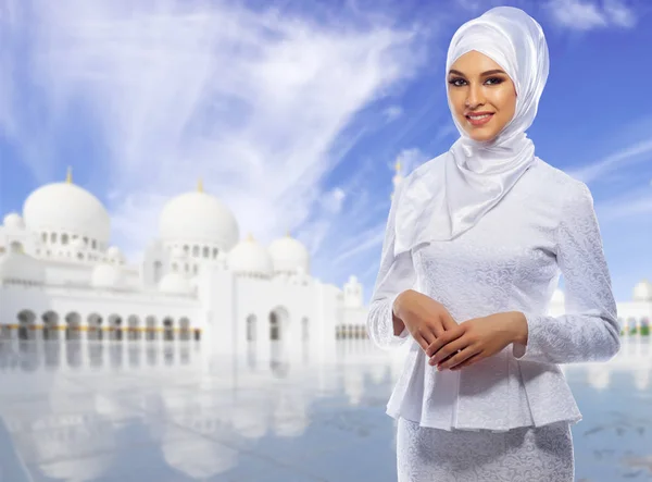 Mulher muçulmana no fundo da mesquita branca — Fotografia de Stock