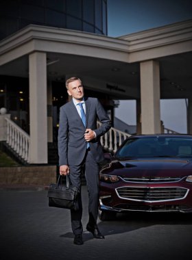 Sokakta işadamı (HDR ver)