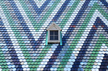 Renkli fayans ve Saint Stephansdom Katedrali Viyana Avusturya küçük bir pencere