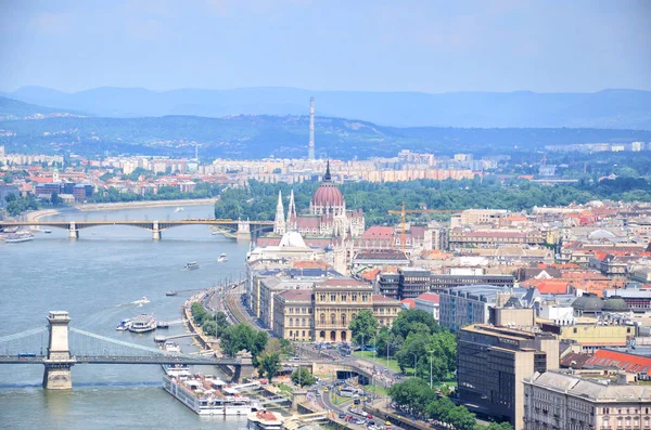 Θέα από την γέφυρα των αλυσίδων, το Κοινοβούλιο και στον ποταμό Δούναβη μορφή Βουδαπέστη, Ουγγαρία. — Φωτογραφία Αρχείου