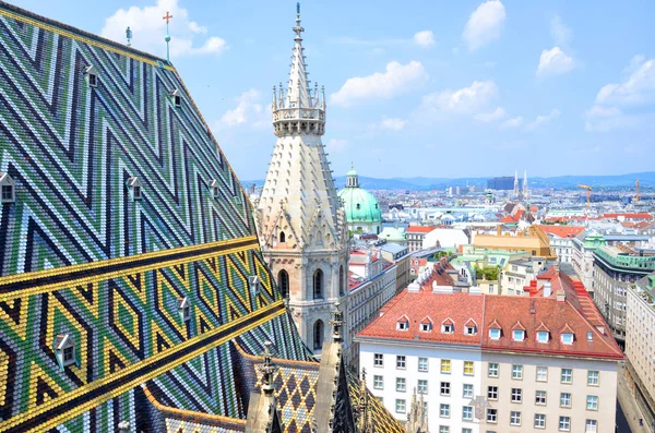 Katedrála Stephansdom od svého vrcholu v Vídeň, Rakousko — Stock fotografie