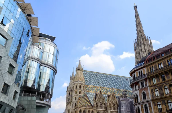 Haas Haus s Stephens katedrály svatého ve Vídni, Rakousko — Stock fotografie