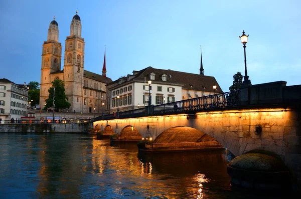 Munsterbrucke en Grossmunster kerk in rivier Limmat, Zürich, Zwitserland — Stockfoto