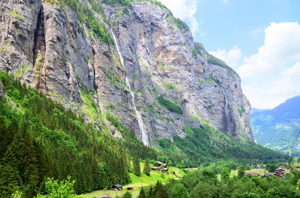 Un paesaggio rurale Valle di Lauterbrunnen nelle Alpi svizzere — Foto Stock