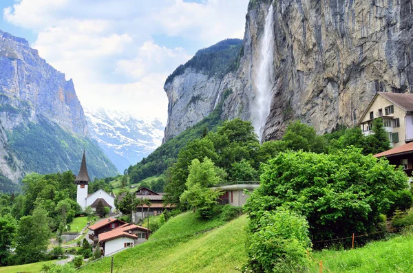 Famosa aldeia de grande cachoeira Lauterbrunnen em alpes suíços — Fotografia de Stock