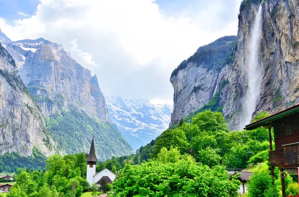 Increíble pueblo alpino turístico, Lauterbrunnen en los Alpes suizos — Foto de Stock