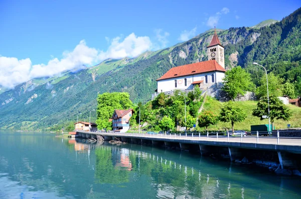 Iglesia parroquial a la ciudad de Brienz en el lago Brienz por Interlaken —  Fotos de Stock