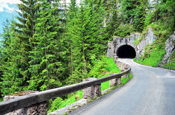 Bella strada verso Kehlsteinhaus attraverso il tunnel, Baviera — Foto Stock