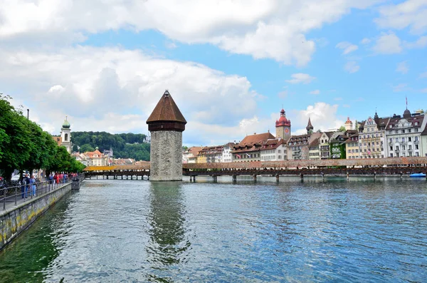Mooie houten Kapelbrug in Luzern — Stockfoto
