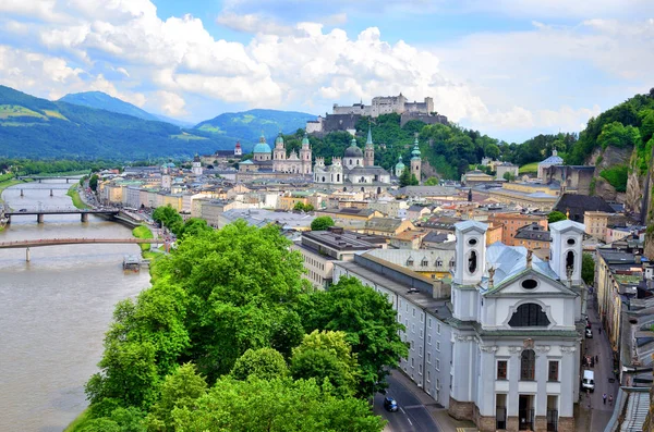 Bela vista do castelo de Hohensalzburg e do rio Salzach na primavera, Salzburgo — Fotografia de Stock