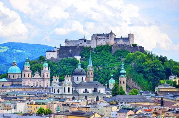 Krásný výhled na hrad Hohensalzburg v Salcburku — Stock fotografie