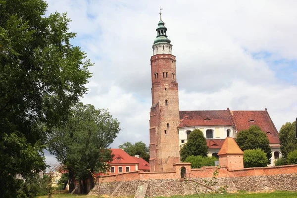 Église Derrière Mur Défense Ville Avec Tour Wschowa Pologne — Photo