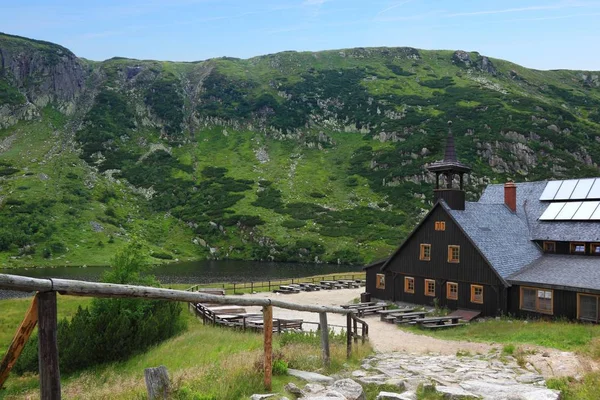 Refugio Madera Samotnia Lago Maly Staw Las Montañas Polacas Karkonosze — Foto de Stock