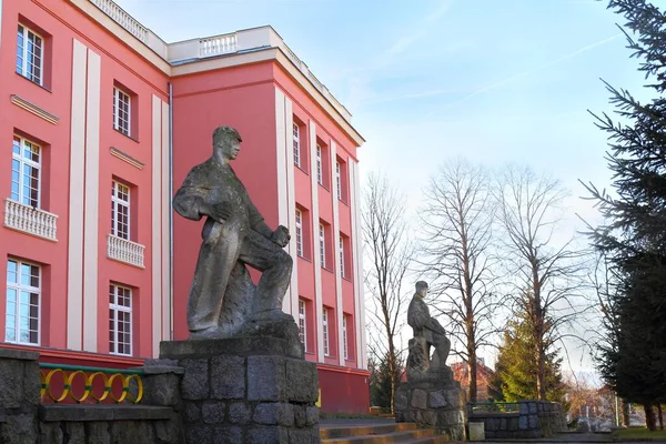 Rzeźby Przed Budynkiem Domu Kultury Kowary Polska — Zdjęcie stockowe