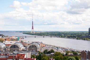 Başkenti ve en büyük şehri Letonya Riga olduğunu.