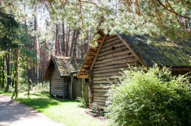 Etnografik Hava Müzesi Letonya açın. Yaz günü.