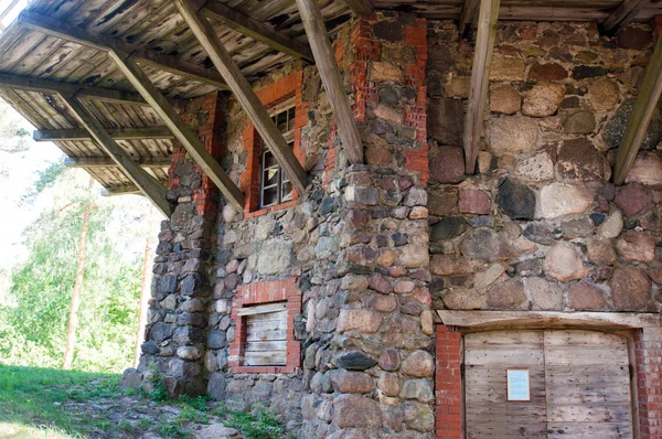 Antiguo molino de viento —  Fotos de Stock