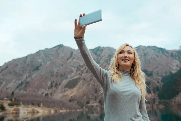Lachende Vrouw Maakt Selfie Het Bergmeer — Stockfoto
