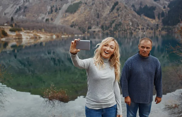 Paar Maken Selfie Het Bergmeer — Stockfoto