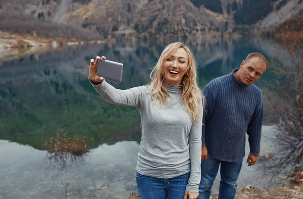 Casal Fazendo Selfie Lago Montanha — Fotografia de Stock