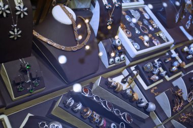 Mücevher dükkanı. Vitrin üzerinde yakından görmek