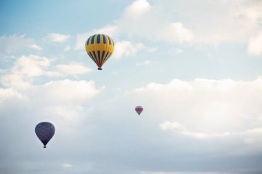 Gökyüzünde uçan üç sıcak hava balonları