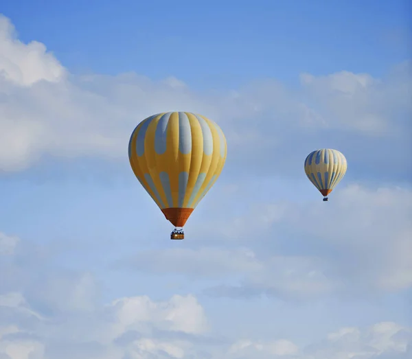 Dois Balões Quente Voando Céu — Fotografia de Stock