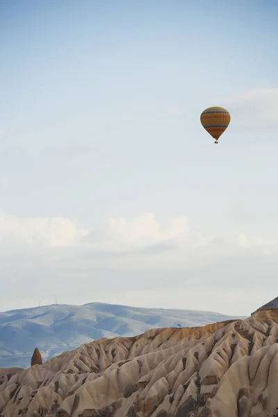 Balão Quente Voando Sobre Terra Rochosa Capadócia Turquia — Fotografia de Stock