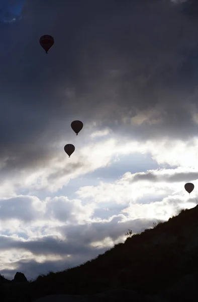 Силуэты Воздушных Шаров Летящих Над Горой — стоковое фото