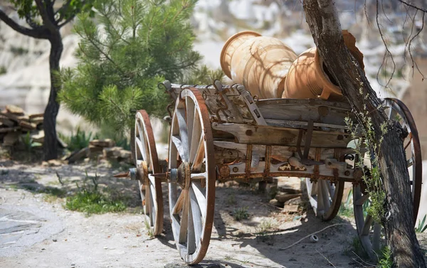Ancient Wooden Wheeled Wagon Pots — Stock Photo, Image