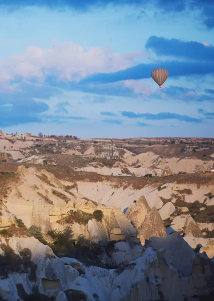 Montgolfière Survolant Les Rochers Cappadoce Turquie — Photo