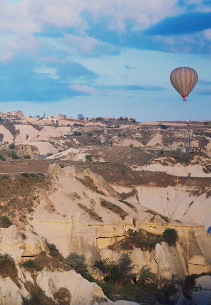 Hot Air Balloon Flying Rocks Cappadocia Turkey — Stock Photo, Image