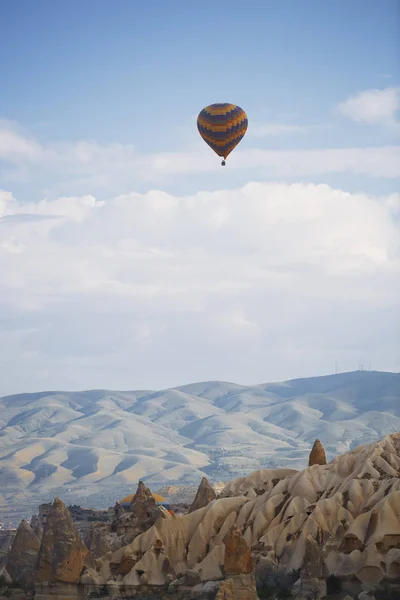 Воздушный Шар Летящий Над Скалистой Землей Каппадокия — стоковое фото