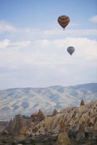 Hete Lucht Ballonnen Vliegen Rotsachtige Grond Cappadocië Turkije — Stockfoto