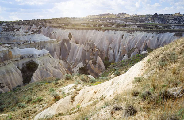 土耳其上空的石灰岩和凝灰岩岩层 — 图库照片