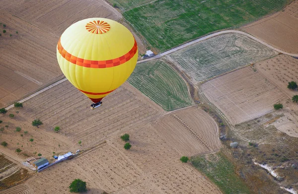 Gul Luftballong Flyger Över Landet — Stockfoto