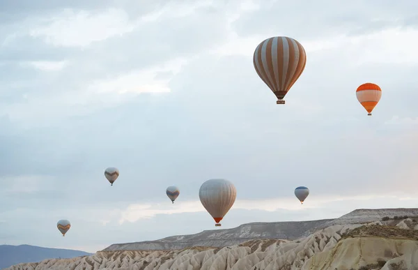 Hete Lucht Ballonnen Vliegen Rotsen Van Cappadocië Turkije — Stockfoto
