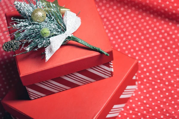 圣诞节礼品盒和圣诞树的树枝在红色包装纸上 — 图库照片