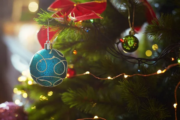 Διακοσμημένο Χριστουγεννιάτικο Δέντρο Ελαφριά Συμβολοσειρά Γκρο Πλαν — Φωτογραφία Αρχείου