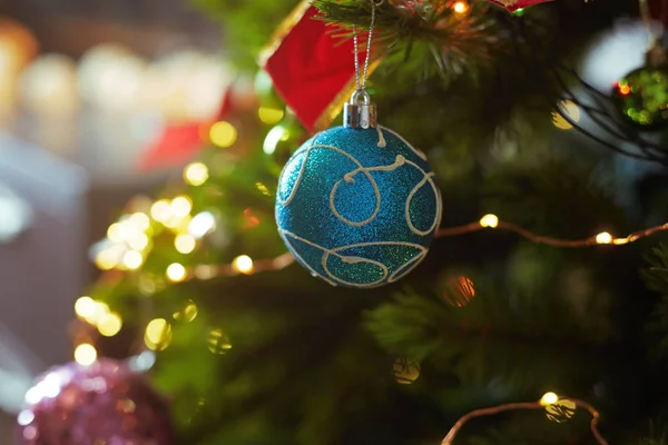 Díszített Karácsonyfa Könnyű Karakterlánccal Közeli Kép — Stock Fotó