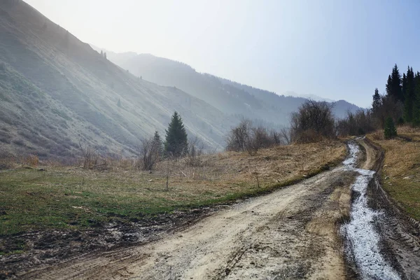 ヨーロッパの山岳地帯の田舎道 — ストック写真